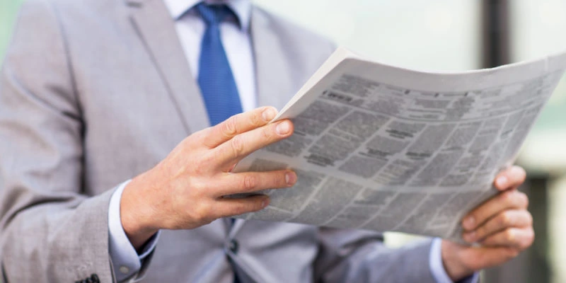 Equipe produzindo conteúdo estratégico com linguagem jornalística para fortalecer o posicionamento de uma marca.